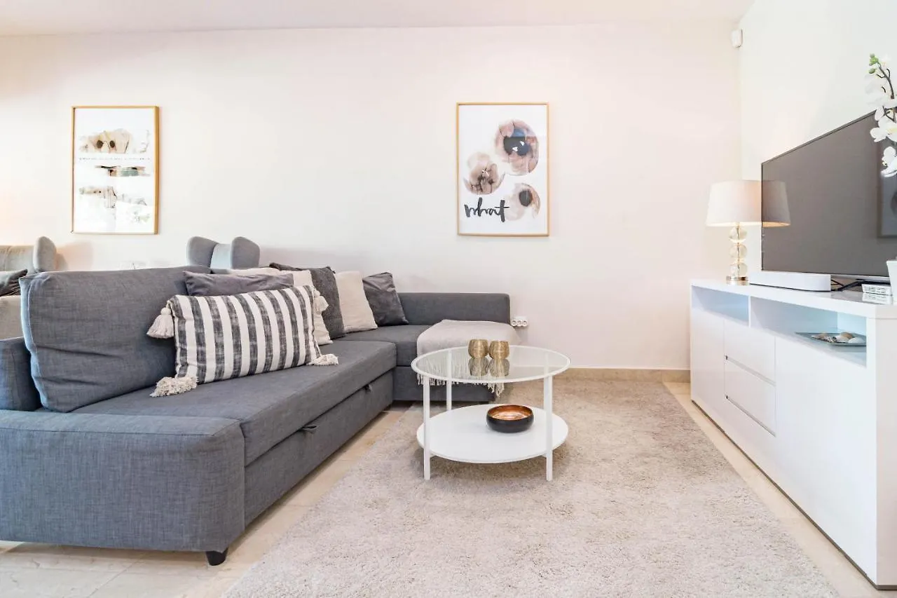 H19 - Stunning 2 Bedroom Apartment By Roomservices إِستيبونا 0*,  إسبانيا
